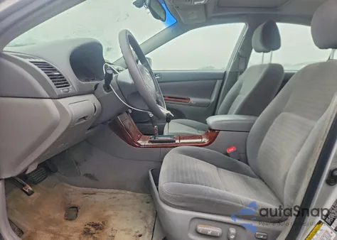 2005 Toyota Camry Le z USA, uszkodzony, nr VIN 4T1BE30K35U526177